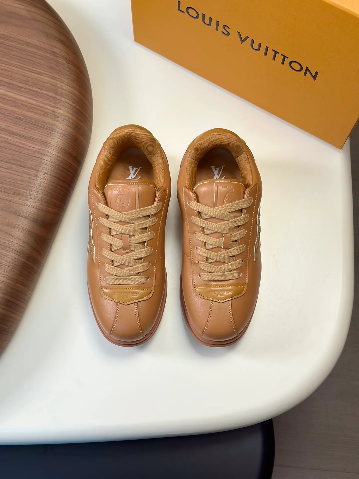Factory direct sale ¥700💰Full set of packaging💰Top version LV-Louis Vuitton-Classic catwalk new style 1:1 developed replica of the original version! ! The upper foot is very comfortable. It is made of luxurious materials and fine workmanship. The midsole is printed with English letters "Made in Europe". The upper is made of calfskin imported from Italy. The side is decorated with the brand's LOGO and signature. The latest latex foot pads and mesh lining make the foot feel super comfortable. The original two-color TPU combination outsole is specially provided by the original factory. Bag technology Goodyear stitched edges Fabric: Exclusive custom first-layer cowhide Accessories: Exclusive private model Vuitton logo, lining: Customized silk mesh lining - first-layer silk cowhide lining Outsole: TPU combination outsole wear-resistant, non-slip and anti-yellowing Foot pads: new latex pads-mesh sweat-absorbent Counter technology: fully computerized sewing machine wire drawing Toe box back cover Hot and cold shaping Full set of pull-top last with medium and low logo pattern Counter packaging - Shoelaces, certificates, cards, instructions, certificates of quality, dust bags, the most comprehensive packaging on the Internet, men's size 339-44 (38/45 custom-made, non-refundable!